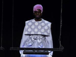 Canggih! Desainer Jepang Warnai Baju Pakai Sinar UV di Paris Fashion Week Canggih! Desainer Jepang Warnai Baju Pakai Sinar UV di Paris Fashion Week