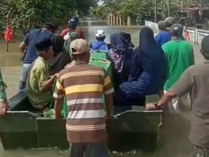 Momen Jenazah Warga Pati Dievakuasi Pakai Perahu Gegara Banjir
