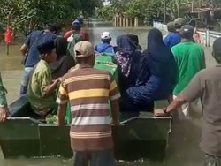 Momen Jenazah Warga Pati Dievakuasi Pakai Perahu Gegara Banjir