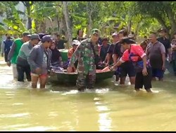 Kisah Evakuasi Jenazah Warga Pati Pakai Perahu di Tengah Banjir