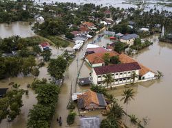 Video: Sejumlah Wilayah di Bekasi Masih Banjir, Ketinggian Air Capai 3 Meter