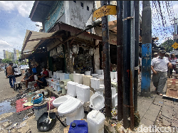 Menyulap Kloset Bekas Jadi Emas