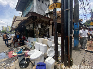 Menyulap Kloset Bekas Jadi Emas Menyulap Kloset Bekas Jadi Emas