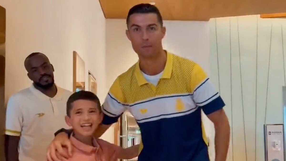 Foto Nabil Saeed dengan Cristiano Ronaldo. (Foto: Twitter @Turki_alalshikh)