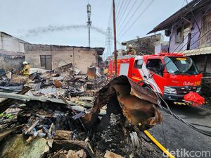 Damkar Dinginkan Permukiman Terdampak Kebakaran Depo Plumpang