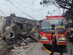 Damkar Padamkan Titik Api yang Muncul di Lokasi Kebakaran Depo BBM Plumpang