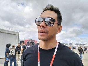 Video: Darius Sinathrya Cinta Banget Sama Motor, Hobi Touring-Balapan Video: Darius Sinathrya Cinta Banget Sama Motor, Hobi Touring-Balapan