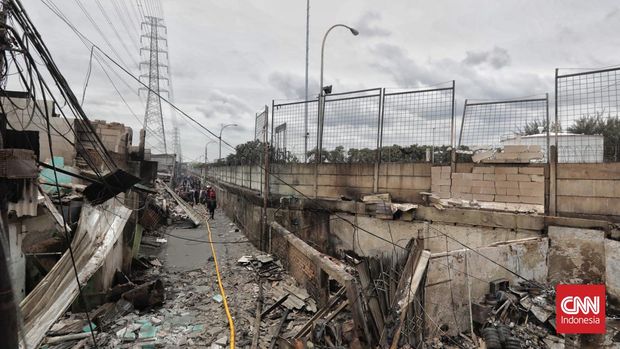 Permukiman yang hangus terbakar dan hancur pascakebakaran Depo Pertamina Plumpang di Jalan Koramil, Rawa Badak Selatan, Koja, Jakarta, Sabtu (4/3/2023). (CNN Indonesia/ Adhi Wicaksono)