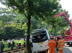 Kaget Disalip Motor, Elf Banting Setir Tabrak Pembatas Rel di Surabaya