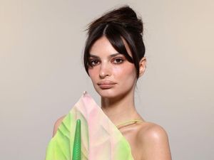 Emily Ratajkowski Terbang dari New York ke Meksiko Demi Bisa Akses TikTok Emily Ratajkowski Terbang dari New York ke Meksiko Demi Bisa Akses TikTok