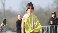 7 Gaya Emily Ratajkowski Pakai Baju Daun Anthurium di Paris Fashion Week