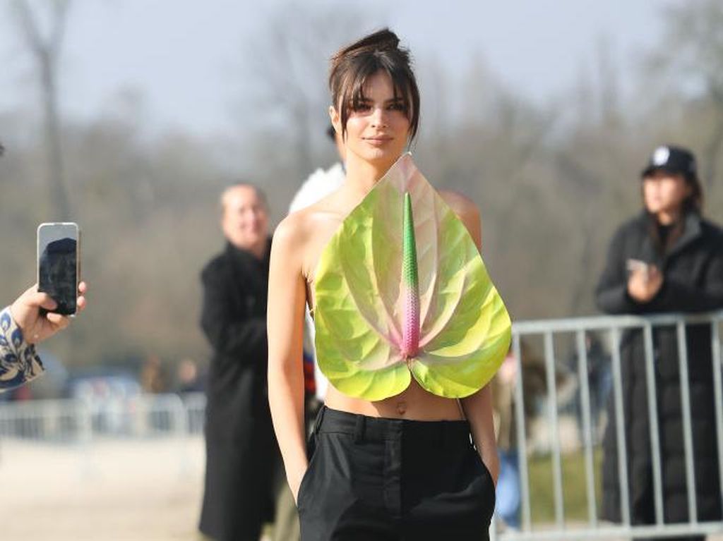 7 Gaya Emily Ratajkowski Pakai Baju Daun Anthurium di Paris Fashion Week