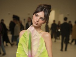 Emily Ratajkowski akan Jomblo Hingga Akhir 30-an, Sebut Banyak Pria Tak Guna