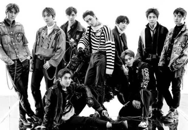 Foto formasi lengkap anggota EXO.