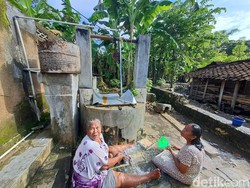 Air Sumur Meluap Tumpah-tumpah di Wonogiri Dipakai Warga Jeguran-Terapi