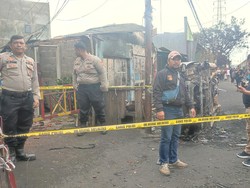 Garis Polisi Dipasang di Permukiman Tanah Merah Usai Kebakaran Depo Plumpang