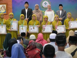 Gus Muhaimin Wisuda 9 Santri Penghafal Al-Quran