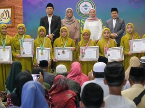 Gus Muhaimin Wisuda 9 Santri Penghafal Al-Quran Gus Muhaimin Wisuda 9 Santri Penghafal Al-Quran