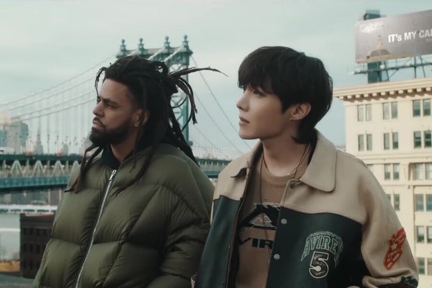 J-Hope dan J.Cole untuk karya terbarunya menjelang wajib militer/Foto: soompi.com Potret J-Hope untuk single On The Street yang berkolaborasi dengan rapper J.Cole