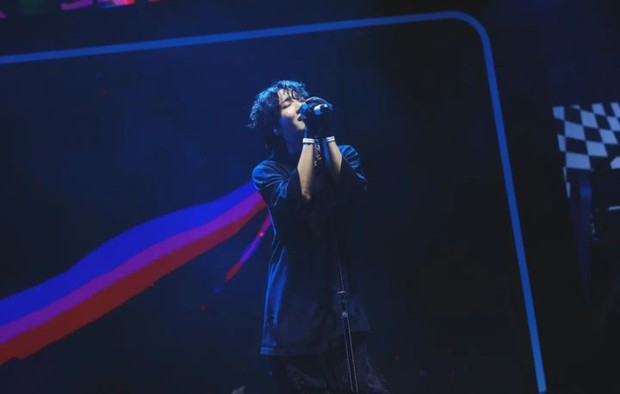 J-Hope tampil memukau di panggung Lollapalooza/Foto: inatagram.com/uarmyhope Potret J-Hope sebagai solois di panggung musik Lollapalooza.