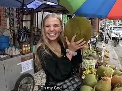 Jajan Kelapa di Bali, Bule Ini Kaget Ukurannya Sebesar Kepala
