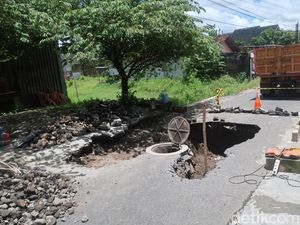 Dugaan Penyebab Jalan di Bantul Amblas Gede Banget Bikin Pemotor Terperosok Dugaan Penyebab Jalan di Bantul Amblas Gede Banget Bikin Pemotor Terperosok