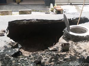 Jalan di Bantul Amblas Gede Banget, Pemotor Jatuh Terperosok