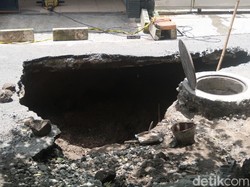 Jalan di Bantul Amblas Gede Banget, Pemotor Jatuh Terperosok