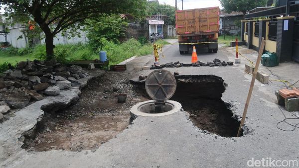 Potret Jalan Berlubang Gede Banget di Bantul Bikin Pemotor Terperosok