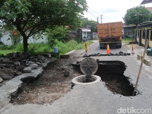 Potret Jalan Berlubang Gede Banget di Bantul Bikin Pemotor Terperosok Potret Jalan Berlubang Gede Banget di Bantul Bikin Pemotor Terperosok