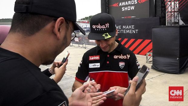 Pembalap WSBK Alvaro Bautista meladeni foto dan tandatangan fans usai race 1 WSBK Mandalika di depan Podium Juara WSBK Mandalika, Sabtu (4/3). Kegiatan ini dihadiri seluruh pembalap WSSP dan WSBK. (CNN Indonesia/Meutia Rahmawati)