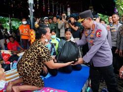 Kapolri Sapa dan Beri Bantuan ke Korban Kebakaran Depo Plumpang di Pengungsian