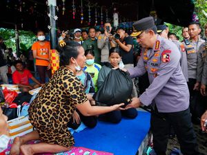 Kapolri Sapa dan Beri Bantuan ke Korban Kebakaran Depo Plumpang di Pengungsian Kapolri Sapa dan Beri Bantuan ke Korban Kebakaran Depo Plumpang di Pengungsian
