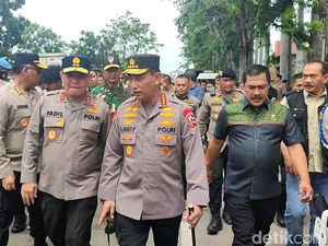 Tinjau Kebakaran Depo Plumpang, Kapolri Minta Jajaran Gerak Cepat Bantu Warga Tinjau Kebakaran Depo Plumpang, Kapolri Minta Jajaran Gerak Cepat Bantu Warga