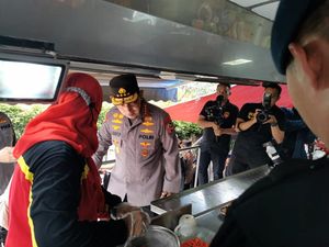 Kapolri Tinjau Posko Kebakaran Depo BBM Plumpang, Cek Dapur Umum