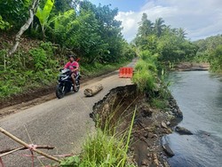 Jalan Jebol di Desa Yehembang Kauh Bahayakan Pengendara