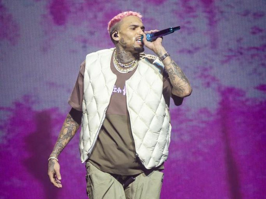 Viral Aksi Chris Brown Buang Ponsel Penonton yang Sibuk Selfie saat Konser Viral Aksi Chris Brown Buang Ponsel Penonton yang Sibuk Selfie saat Konser