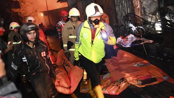 Potret Evakuasi Korban Tewas Akibat Kebakaran Depo Pertamina Plumpang
