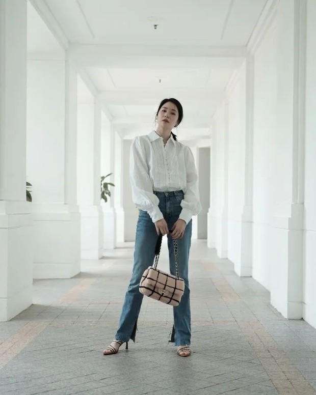 Laura Basuki dan celana jeans/Sumber: IG @laurabas