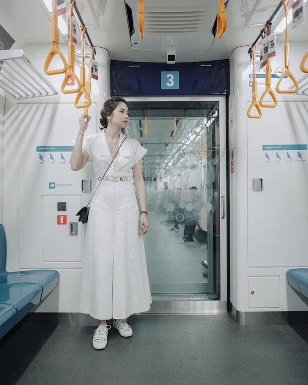 Laura Basuki dengan jumpsuit putih/Sumber: IG @laurabas