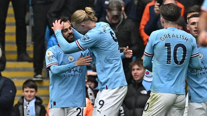 Manchester Citys Portuguese midfielder Bernardo Silva (L) celebrates with Manchester Citys Norwegian striker Erling Haaland (C) after scoring their second goal during the English Premier League football match between Manchester City and Newcastle United at the Etihad Stadium in Manchester, north west England, on March 4, 2023. (Photo by Paul ELLIS / AFP) / RESTRICTED TO EDITORIAL USE. No use with unauthorized audio, video, data, fixture lists, club/league logos or live services. Online in-match use limited to 120 images. An additional 40 images may be used in extra time. No video emulation. Social media in-match use limited to 120 images. An additional 40 images may be used in extra time. No use in betting publications, games or single club/league/player publications. /  (Photo by PAUL ELLIS/AFP via Getty Images)