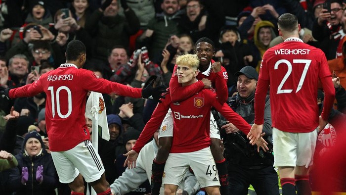 MANCHESTER, ENGLAND - MARCH 01:  Alejandro Garnacho of Manchester United celebrates with team mates after scoring their second goal during the Emirates FA Cup fifth round match between Manchester United and West Ham United at Old Trafford on March 01, 2023 in Manchester, England. (Photo by David Rogers/Getty Images)