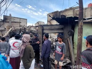 RS Polri Identifikasi Jasad Fahrul, Bapaknya Masih Mencari di Plumpang RS Polri Identifikasi Jasad Fahrul, Bapaknya Masih Mencari di Plumpang