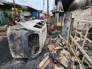 Cerita Mobil Terbalik di Lokasi Kebakaran Depo Pertamina Plumpang Cerita Mobil Terbalik di Lokasi Kebakaran Depo Pertamina Plumpang