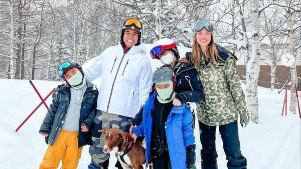 7 Potret Nia Ramadhani Liburan ke Jepang, Asyik Main Ski Bareng Anak & Suami