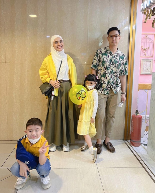 Nycta Gina dan keluarganya/Sumber: IG @missnyctagina