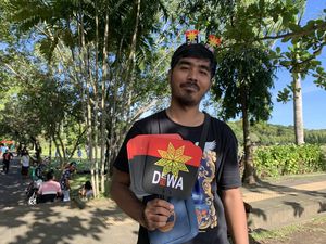 Berkah Pedagang Suvenir di Konser 30 Tahun Dewa 19