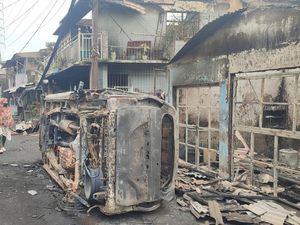 Ada Mobil Terbalik dan Hangus Terbakar di TKP Kebakaran Depo BBM Plumpang