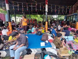 Bocah 5 Tahun Kebingungan Cari Ibunya di Pos Pengungsian Depo Plumpang Bocah 5 Tahun Kebingungan Cari Ibunya di Pos Pengungsian Depo Plumpang