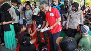 Pengungsi Kebakaran Plumpang Terima Bantuan Uang Tunai